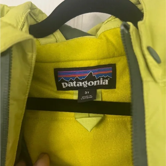 Patagonia Two-Tone Green Snowsuit - Picture 3 of 5